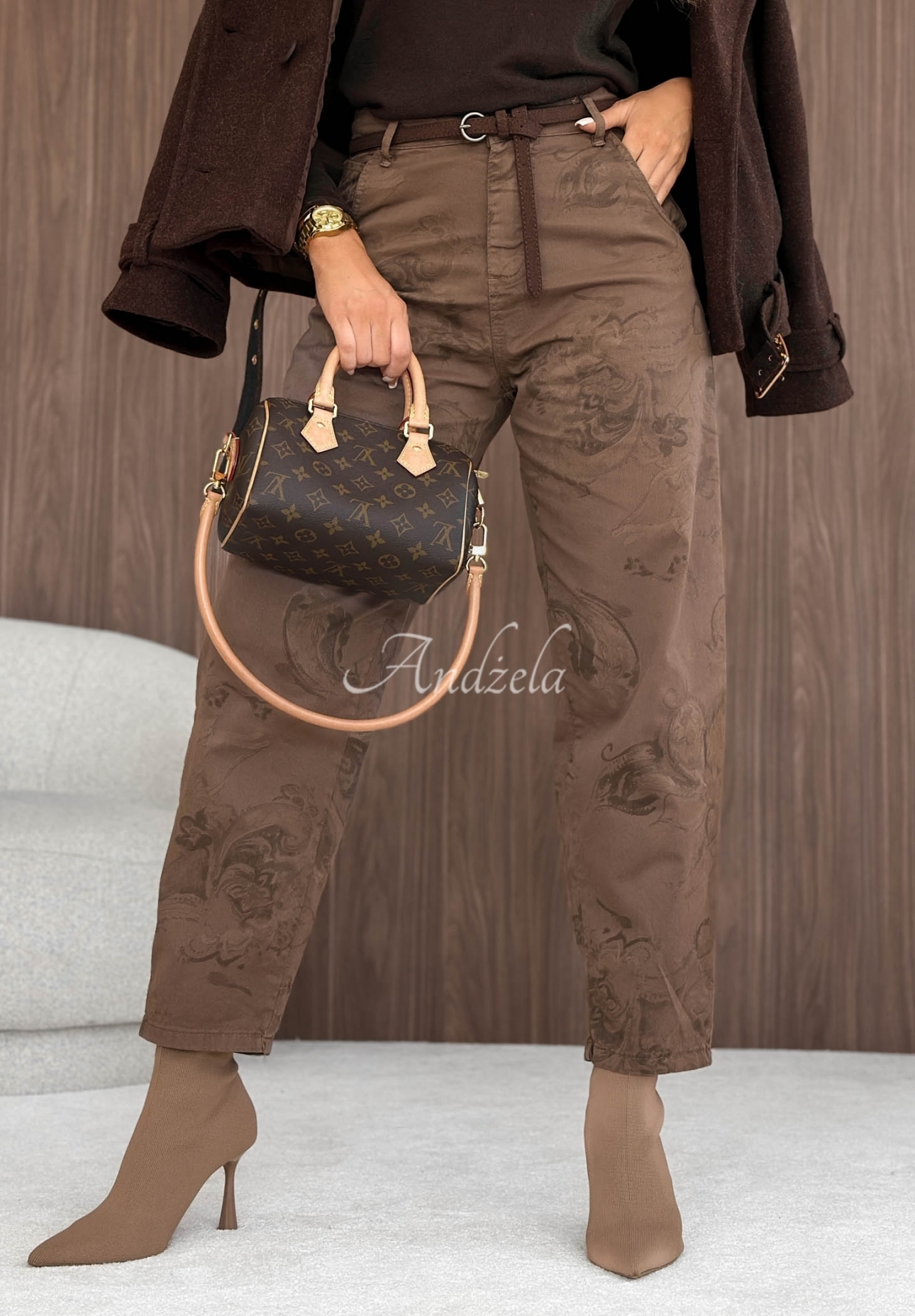 Mom-Fit-Hose mit Muster und Gürtel Coffee Art Schokoladenbraun