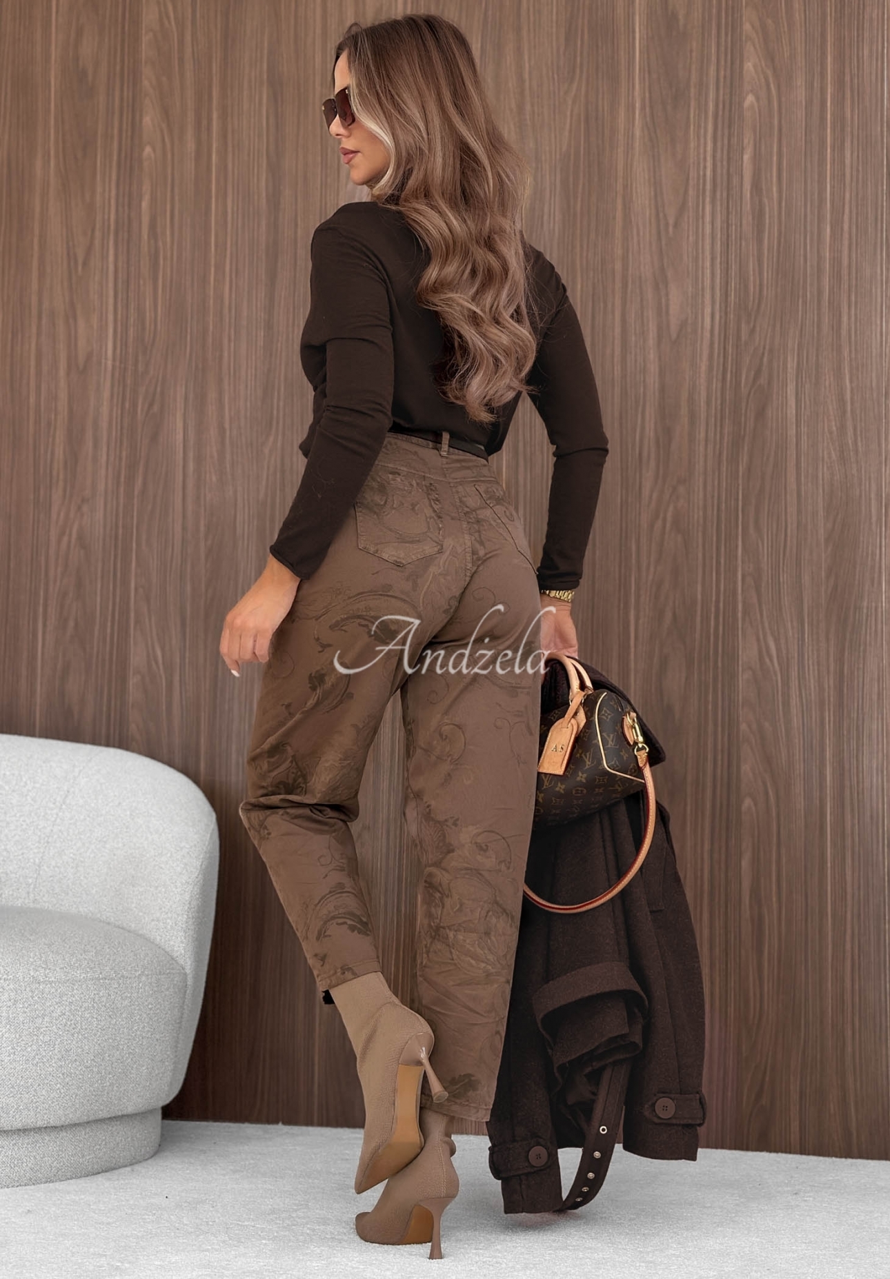 Mom-Fit-Hose mit Muster und Gürtel Coffee Art Schokoladenbraun