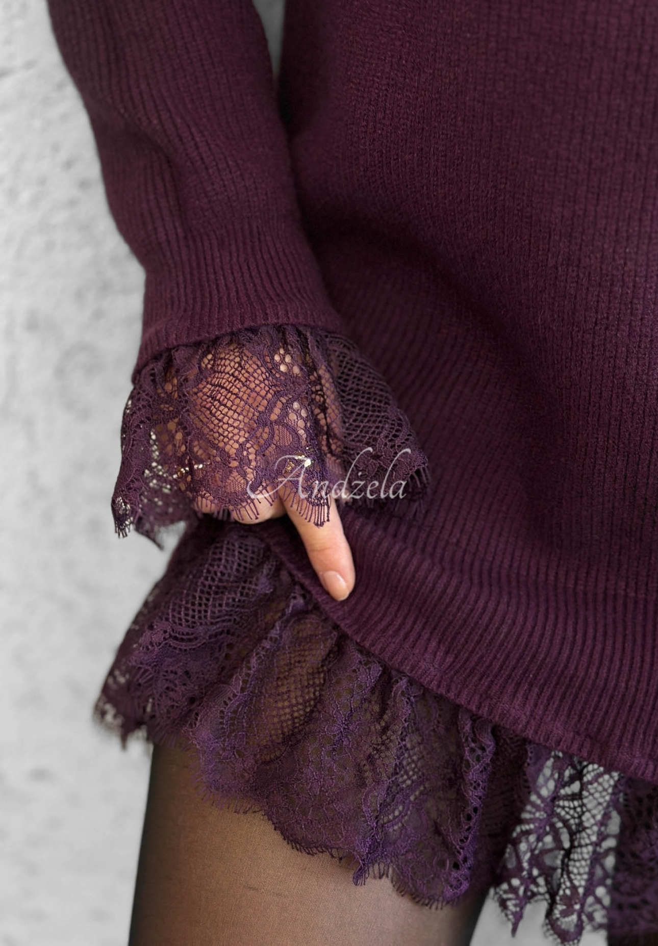 Strickkleid aus Viskose mit Rollkragen und Spitze Autumn Spell Beerenfarben