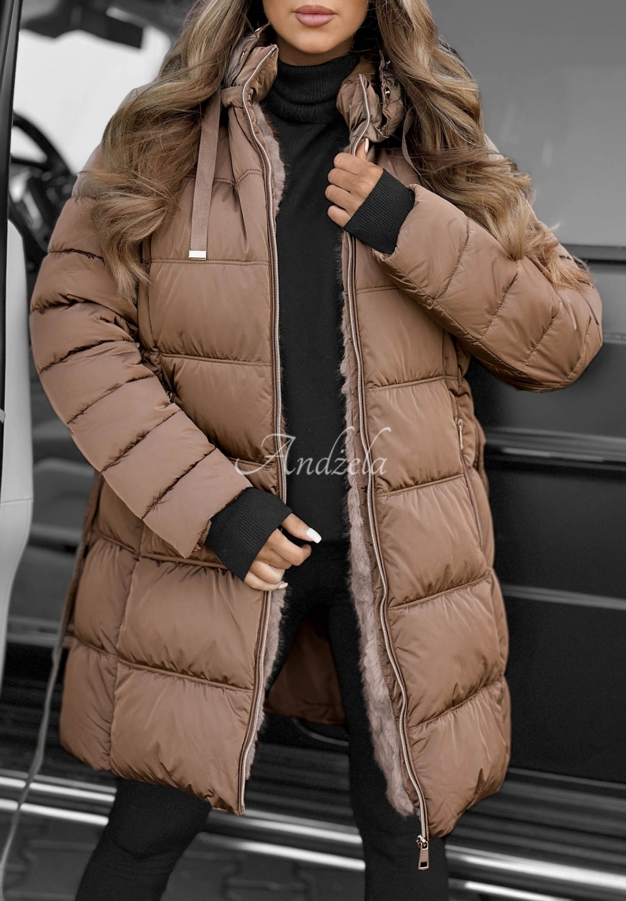 Lange, gesteppte Jacke mit Kapuze und Gürtel Cold Theory Beige