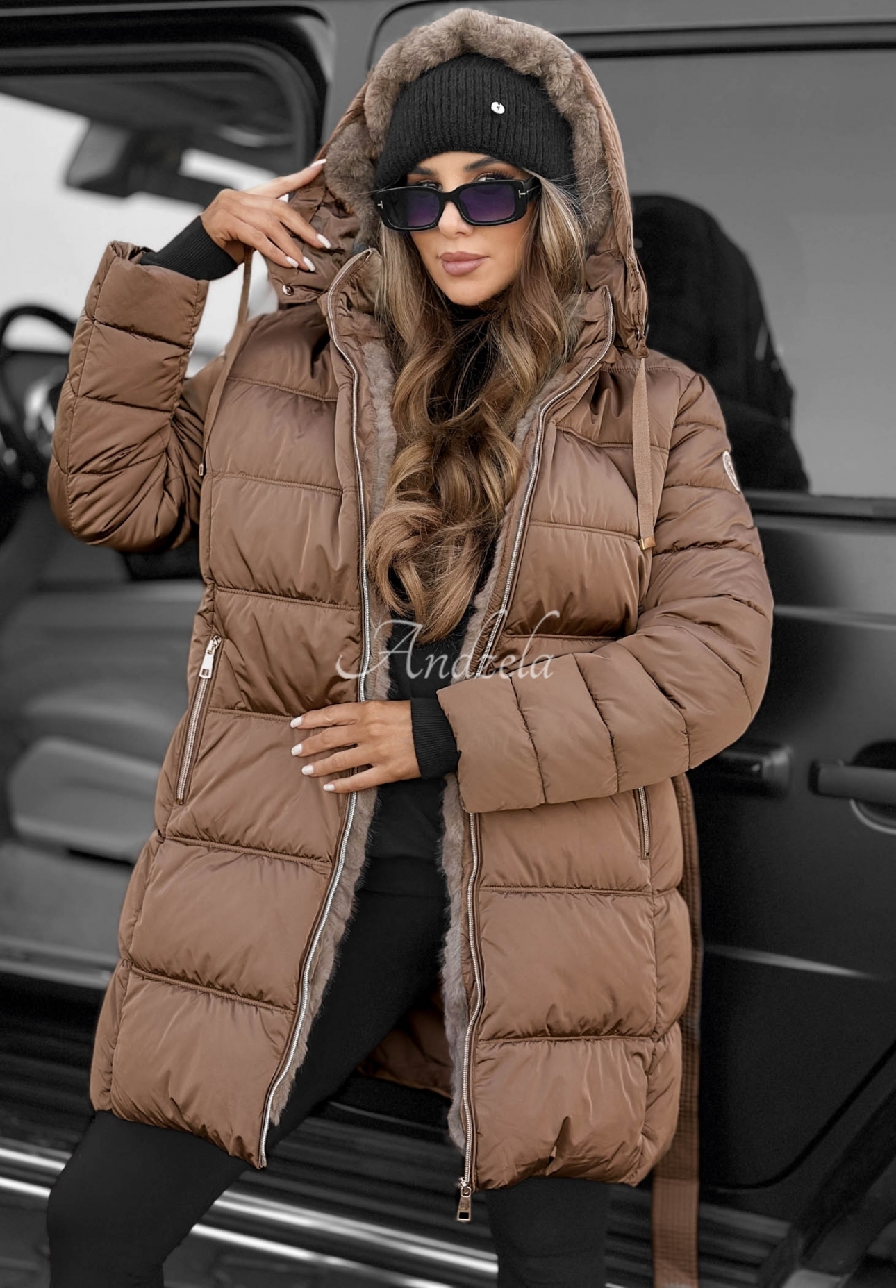 Lange, gesteppte Jacke mit Kapuze und Gürtel Cold Theory Beige