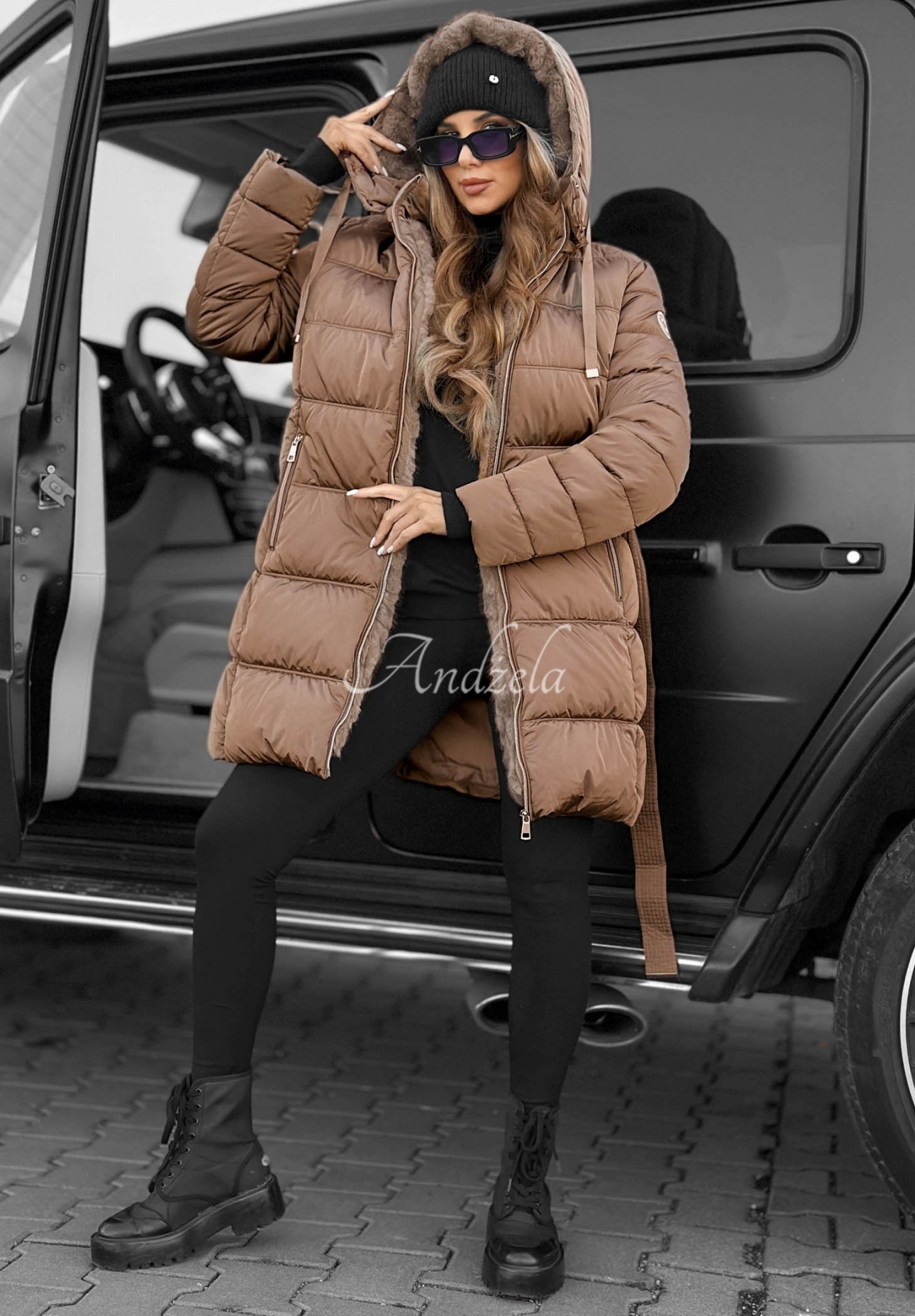 Lange, gesteppte Jacke mit Kapuze und Gürtel Cold Theory Beige