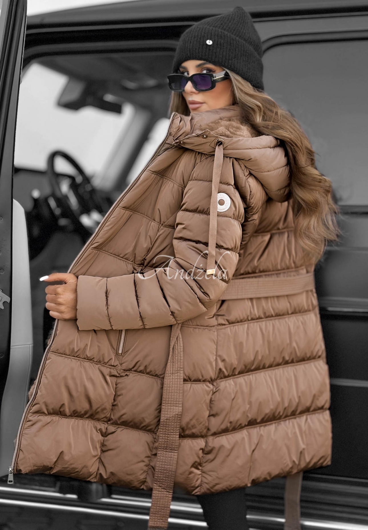 Lange, gesteppte Jacke mit Kapuze und Gürtel Cold Theory Beige