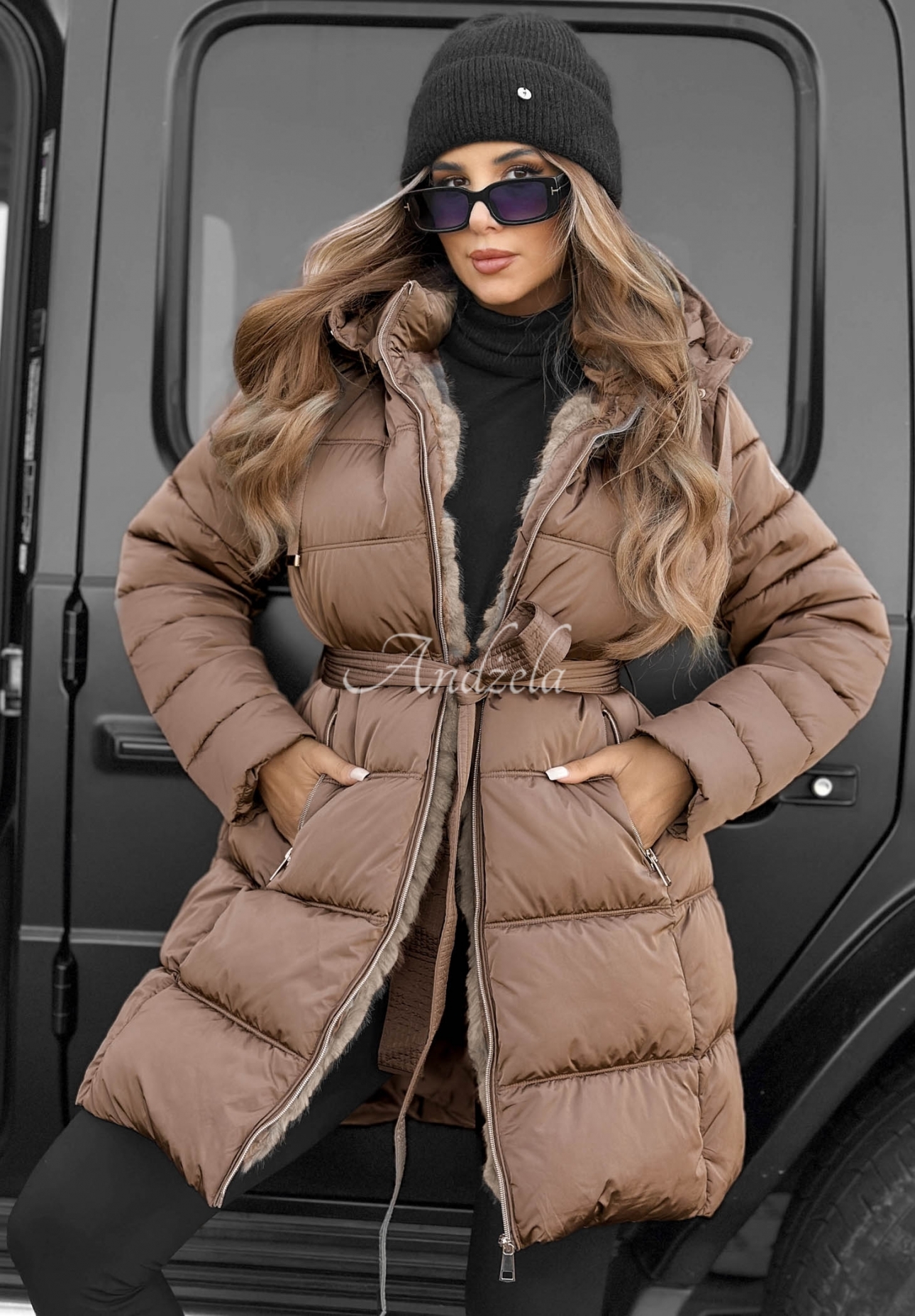 Lange, gesteppte Jacke mit Kapuze und Gürtel Cold Theory Beige