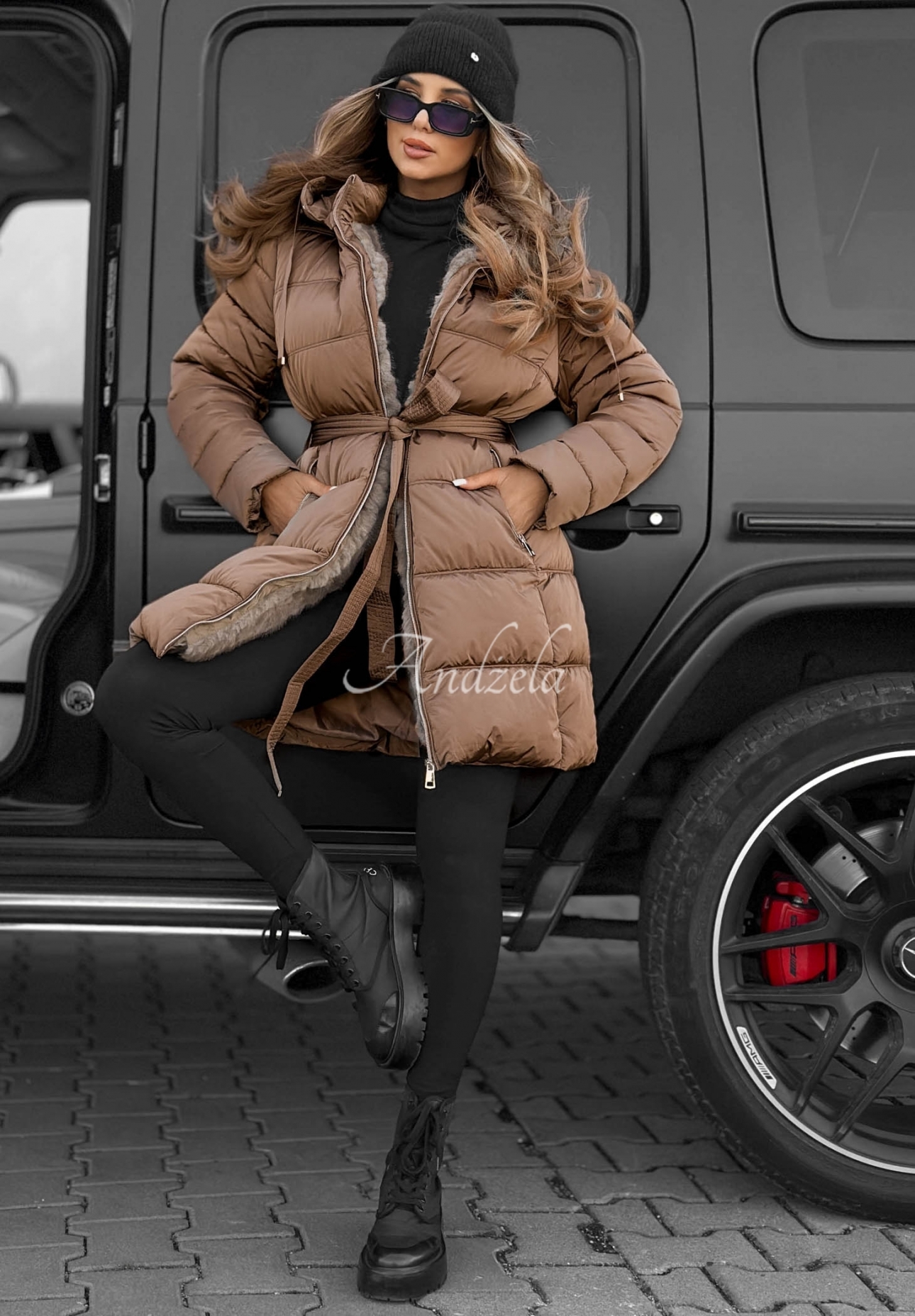 Lange, gesteppte Jacke mit Kapuze und Gürtel Cold Theory Beige