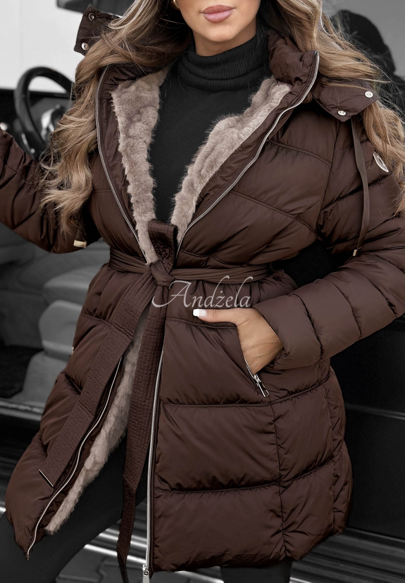 Lange, gesteppte Jacke mit Kapuze und Gürtel Cold Theory Schokoladenbraun