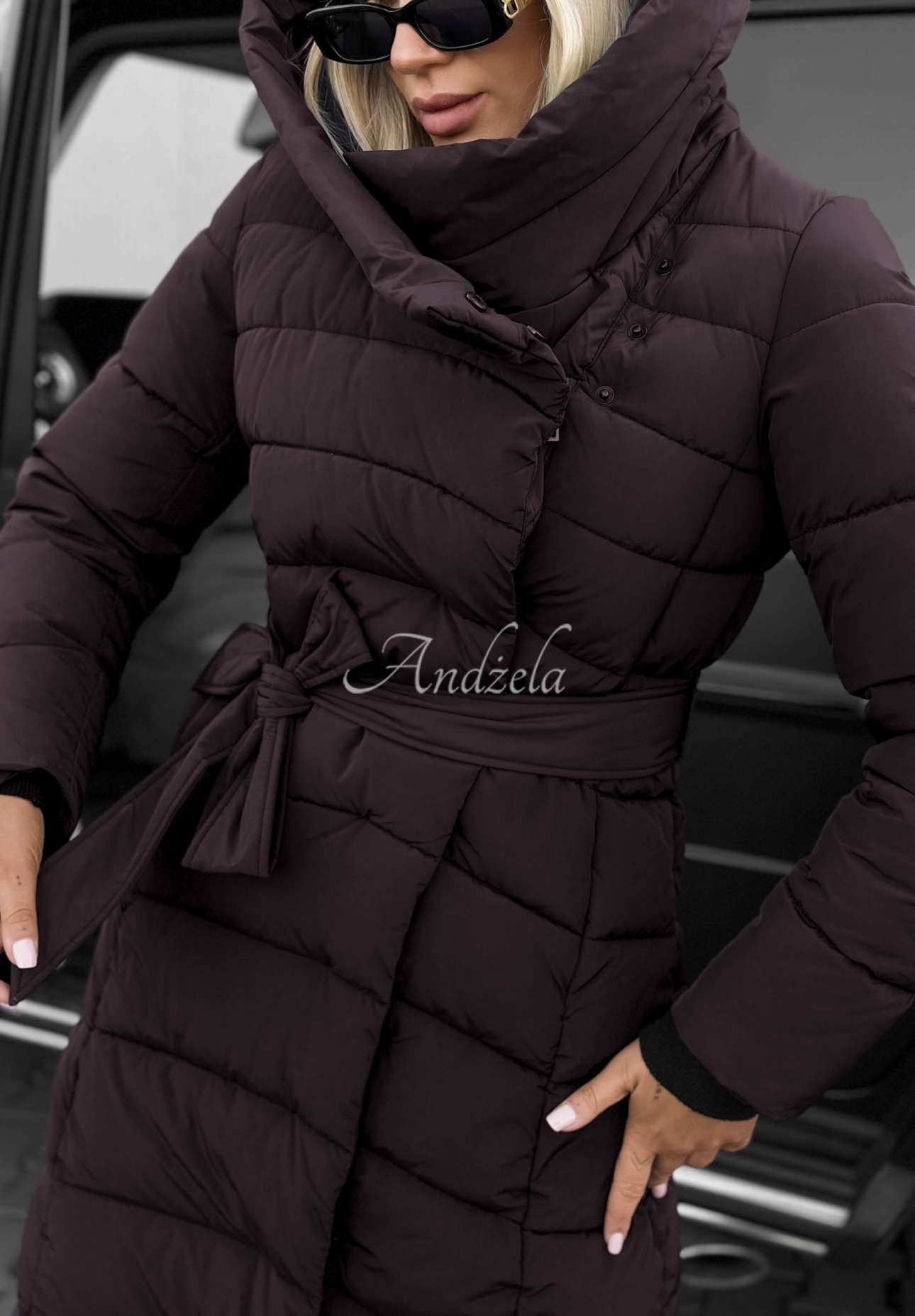 Lange, gesteppte Jacke mit Kapuze und Gürtel Snow Empress Beerenfarben