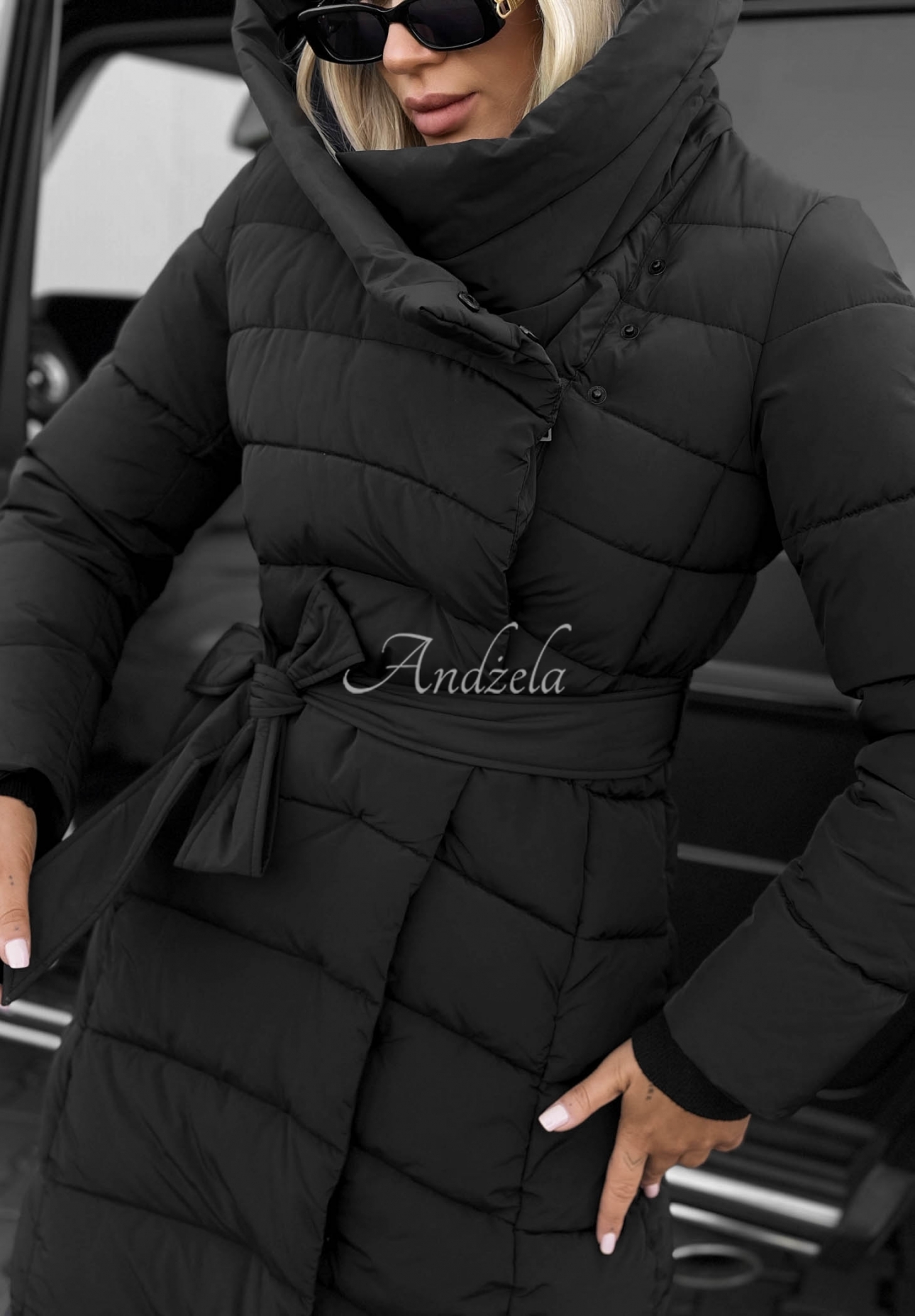 Lange, gesteppte Jacke mit Kapuze und Gürtel Snow Empress Schwarz